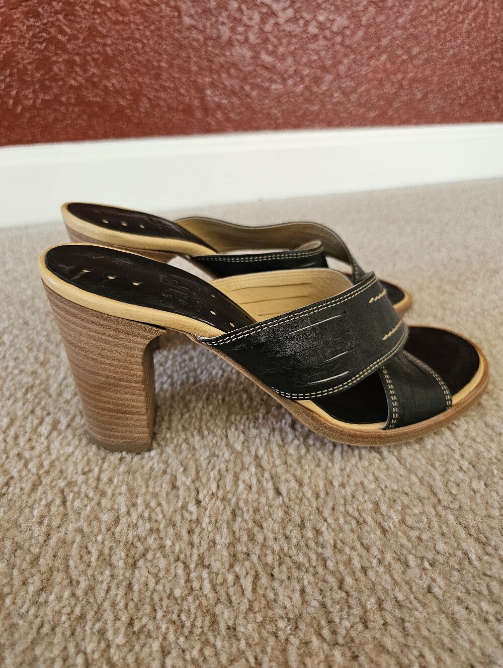 Vero Cuoio Black and Tan Leather Sandal - Picture 3 of 7